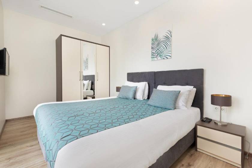 Beachfront Bellevue Residence Suites - Apartment with Balcony