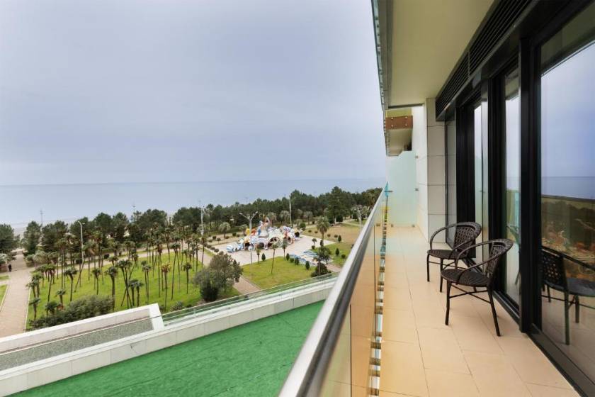 Beachfront Bellevue Residence Suites - Apartment with Balcony