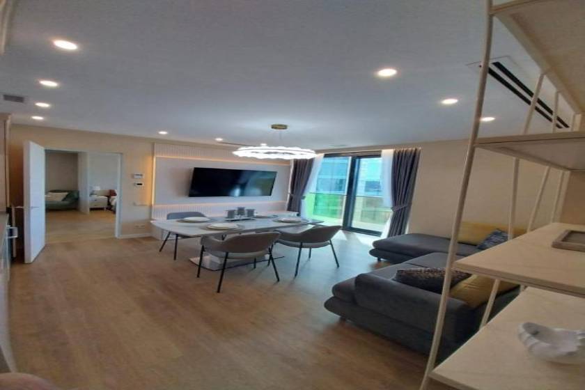 Beachfront Bellevue Residence Suites - Three-Bedroom Apartment with Lake View