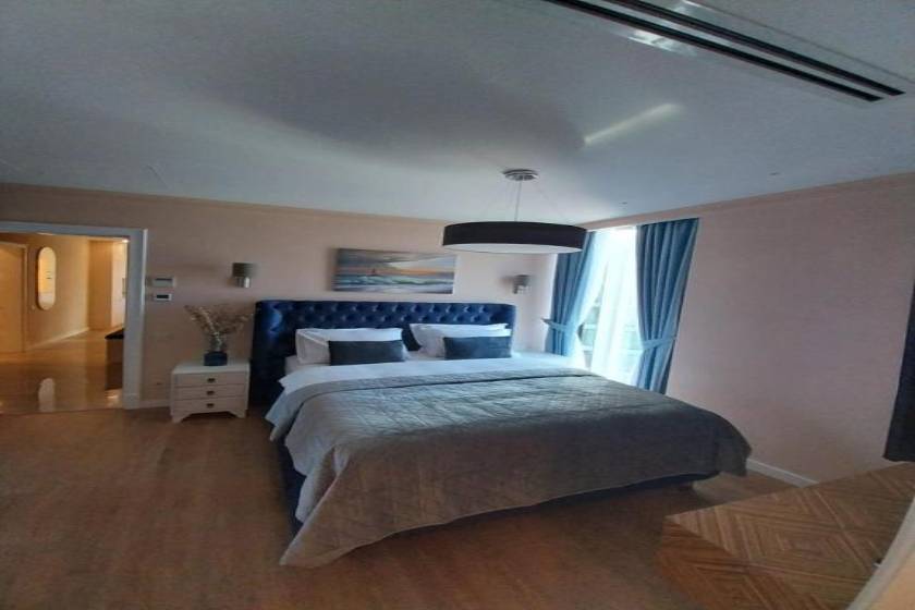 Beachfront Bellevue Residence Suites - Three-Bedroom Apartment with Lake View