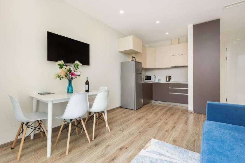 Beachfront Bellevue Residence Suites - Apartment with Balcony