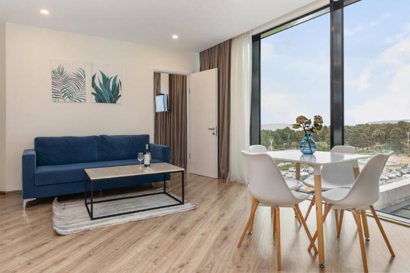 Beachfront Bellevue Residence Suites - Apartment with Balcony