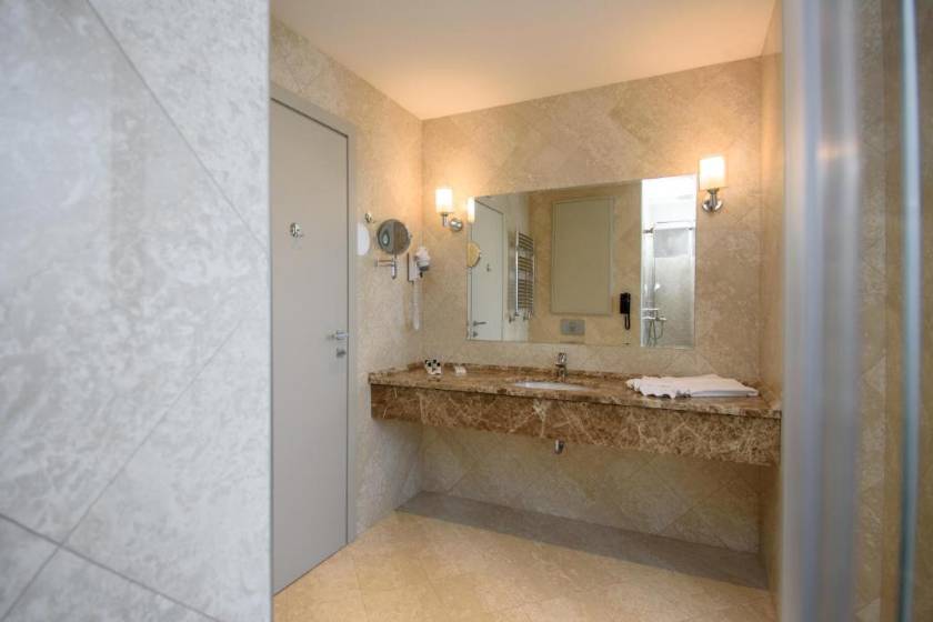 The Grand Gloria Hotel - Twin Room with Balcony