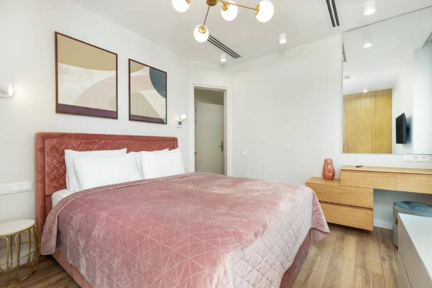 Beachfront Bellevue Residence Suites - Family Room with Lake View