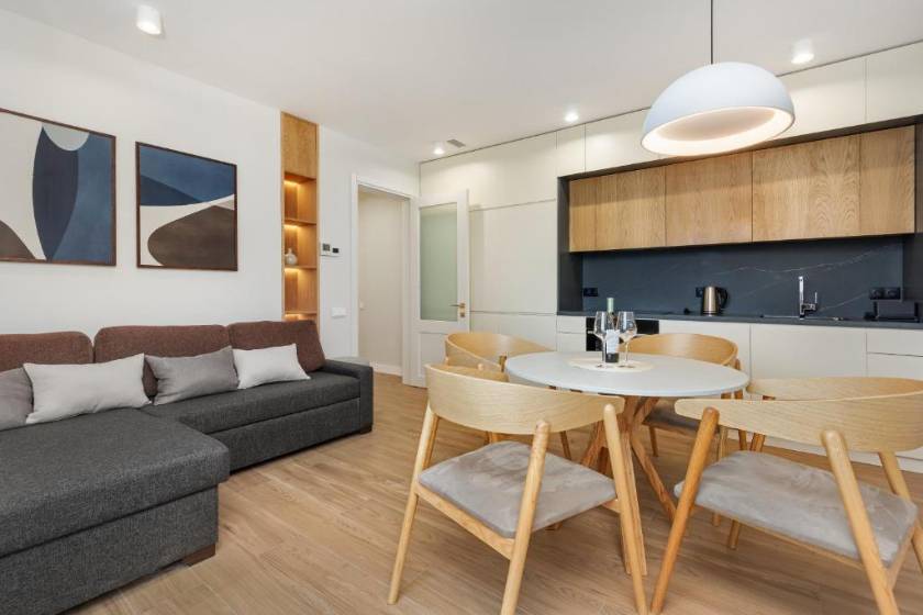 Beachfront Bellevue Residence Suites - Family Room with Lake View