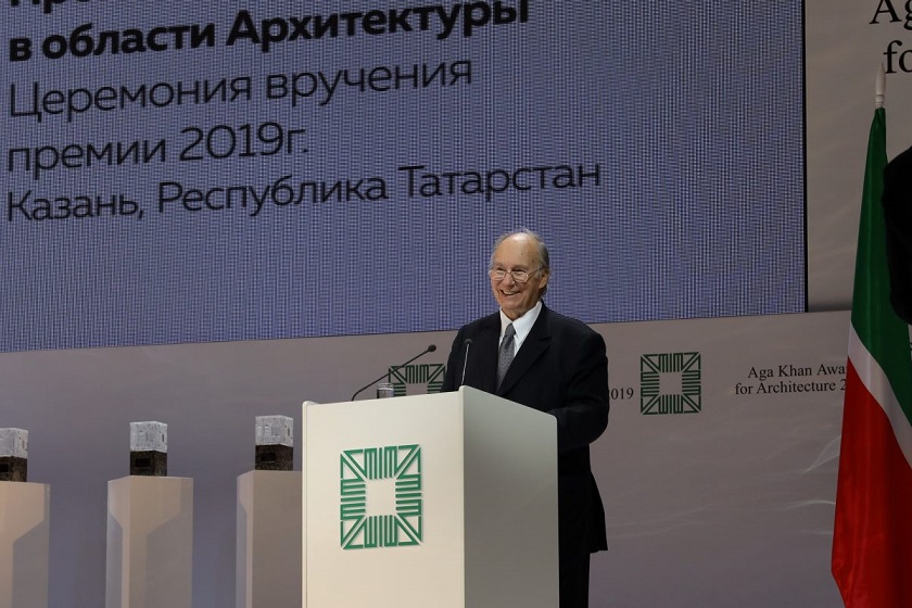 سخنرانی در مراسم جایزه معماری آقاخان. منبع عکس: وبسایت Commercialinteriordesign.Com. عکاس: نامشخص