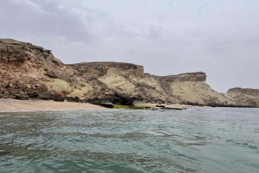 ساحل نقرهای قشم کجاست؟