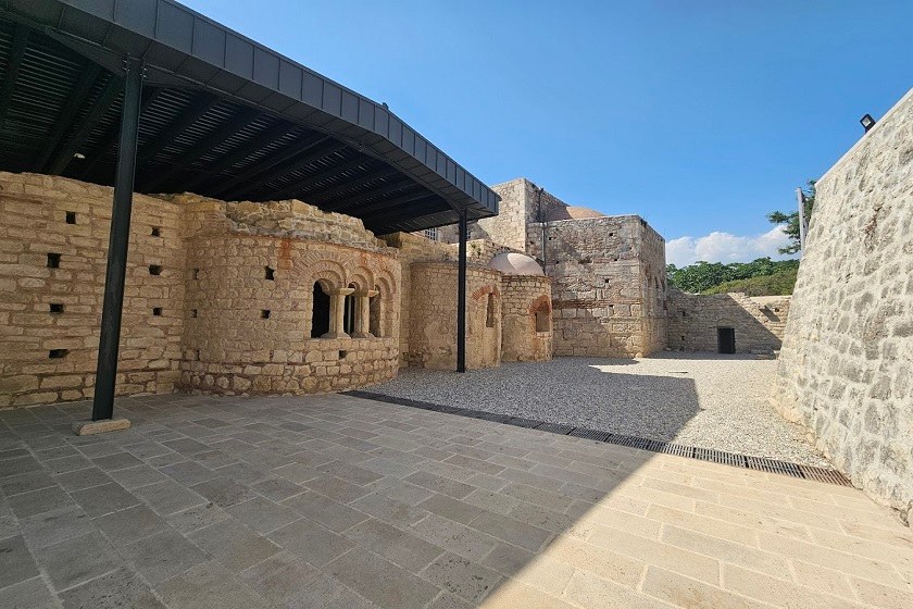 اتاقها و تالارهای جانبی