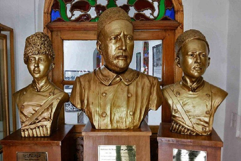 مجسمه های خانه مشروطه تبریز. منبع عکس: وبسایت celebrityha.ir. عکاس: نامشخص