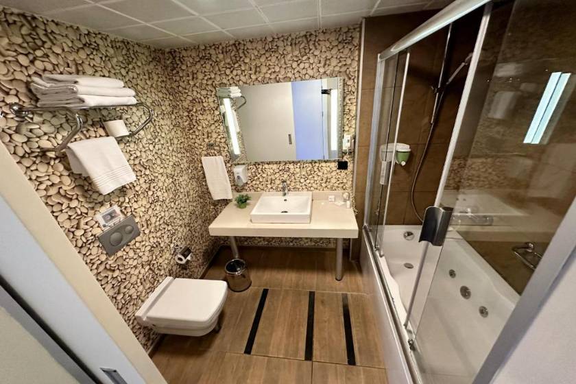 Tempo Suites Airport - Three Connecting Rooms