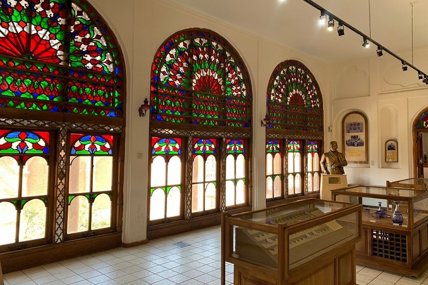 پنجره های خانه مشروطه تبریز. منبع عکس: گوگل مپ. عکاس: مهدیه اقبالی