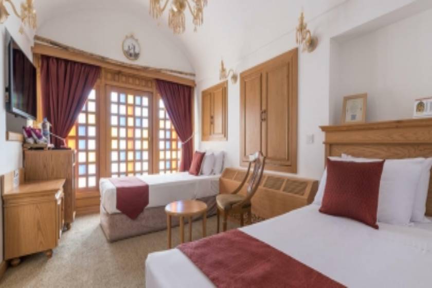 هتل کاروانسرای وکیل کرمان (کاروانیکا) - اتاق چهار تخته باغ (اقامت با صبحانه)