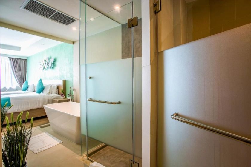 Crest Resort & Pool Villas SHA Extra Plus Phuket - Deluxe Pool Access