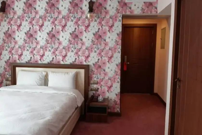 هتل شهرزاد لاهیجان - سه تخته فمیلی رو به محوطه