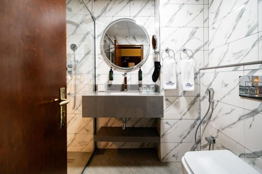 Howard Johnson Bur Dubai - Standard Queen Room - Non-Smoking