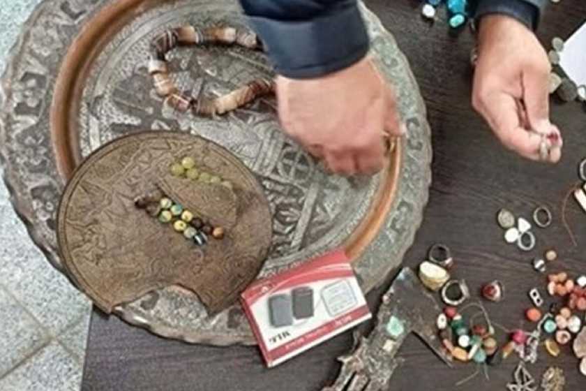 کشف اشیای عتیقه و تاریخی در بندرکنگ‌ هرمزگان