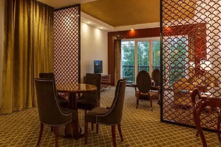 هتل داریوش کیش - سوئیت دو نفره آتوسا لوکس رو به باغ