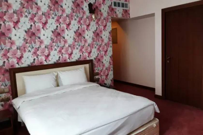 هتل شهرزاد لاهیجان - سه تخته فمیلی رو به محوطه