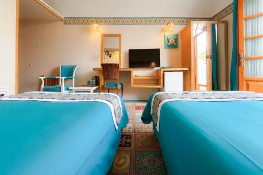 هتل داد یزد - اتاق دو تخته تویین بالکندار رو به خیابان (اقامت با صبحانه)