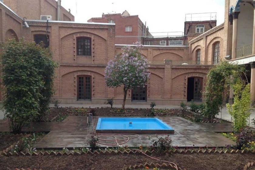 بخش بیرونی خانه مشروطه تبریز. منبع عکس: وبسایت reiseniran.de. عکاس:‌نامشخص