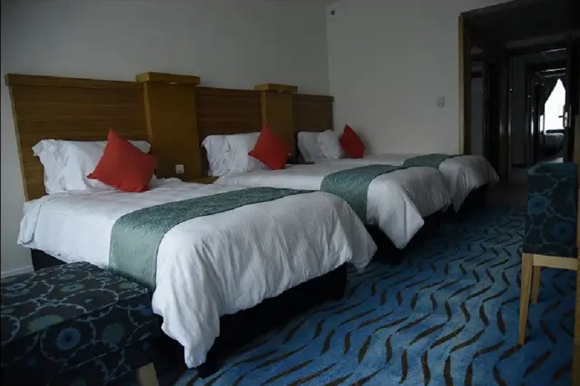 هتل بین المللی کیش - اتاق سه تخته تویین رو به دریا