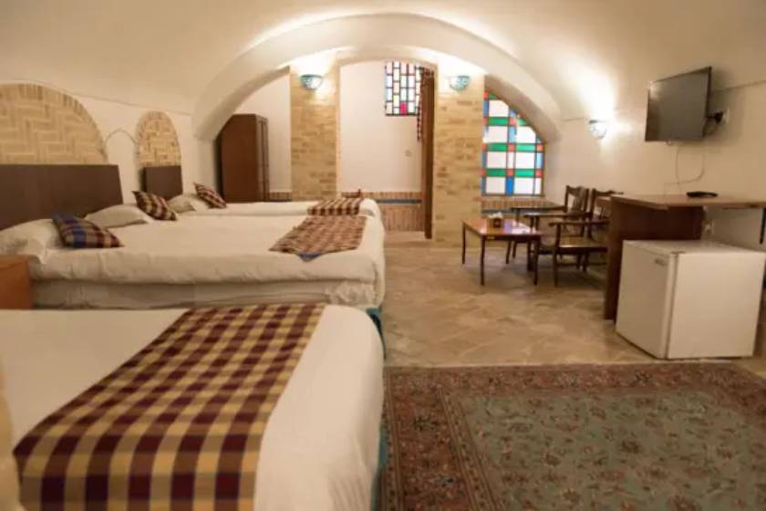 هتل لاله یزد - اتاق چهار تخته زیر زمین (اقامت با صبحانه)