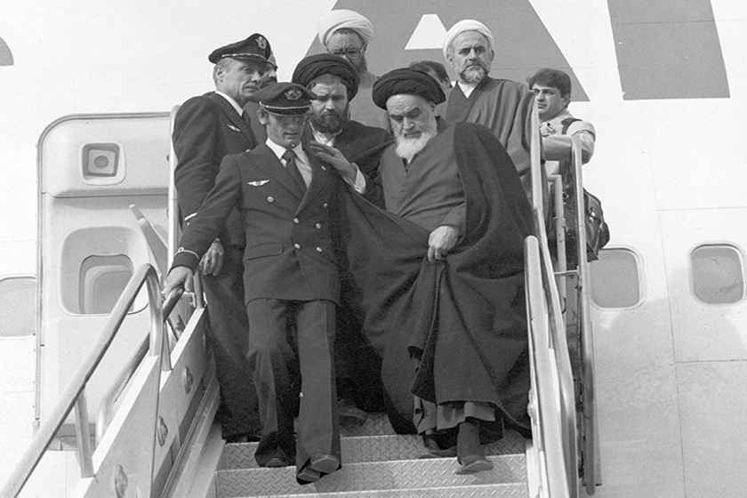 بازگشت امام خمینی به ایران. منبع عکس: وبسایت khabaronline.ir. عکاس: نامشخص