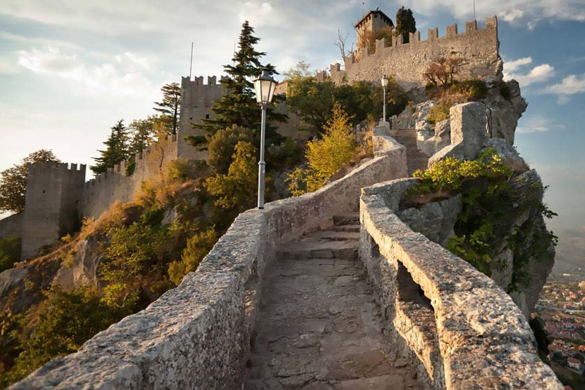 چرا سن مارینو فرودگاه ندارد و چطور به آنجا سفر کنیم؟