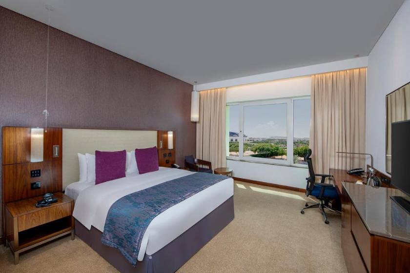 Crowne Plaza Muscat OCEC by IHG - King Room with Mountain View