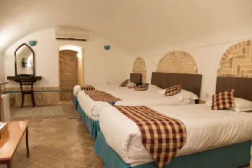 هتل لاله یزد - اتاق چهار تخته زیر زمین (اقامت با صبحانه)