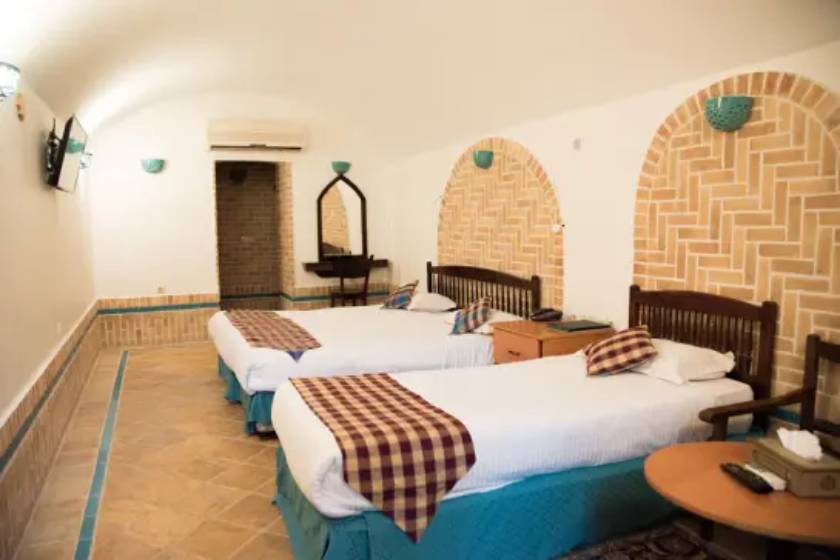 هتل لاله یزد - اتاق چهار تخته زیر زمین (اقامت با صبحانه)