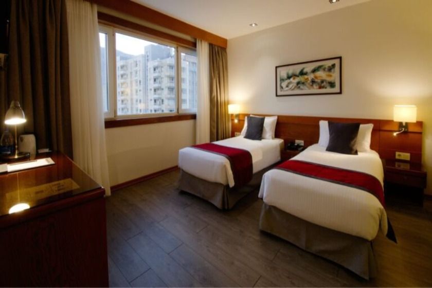 هتل الیزه شیراز - اتاق دوتخته جدا از هم ویو کوه