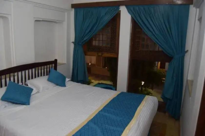 هتل لاله یزد - اتاق دو تخته دبل پایین (اقامت با صبحانه)