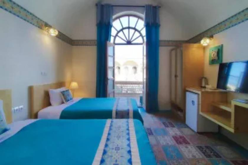 هتل داد یزد - اتاق دو تخته تویین بالکندار رو به خیابان (اقامت با صبحانه)