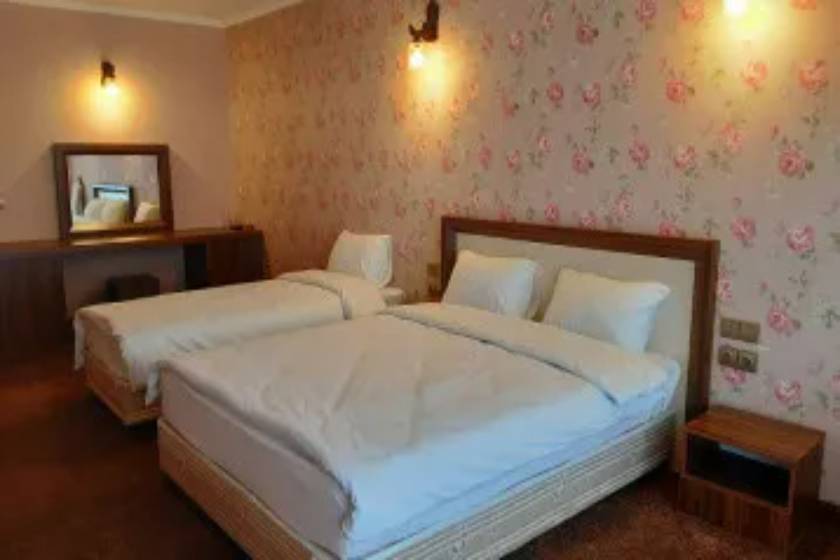 هتل شهرزاد لاهیجان - سه تخته فمیلی رو به محوطه