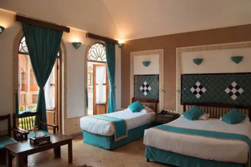 هتل لاله یزد - سوئیت سه تخته قجری (اقامت با صبحانه)