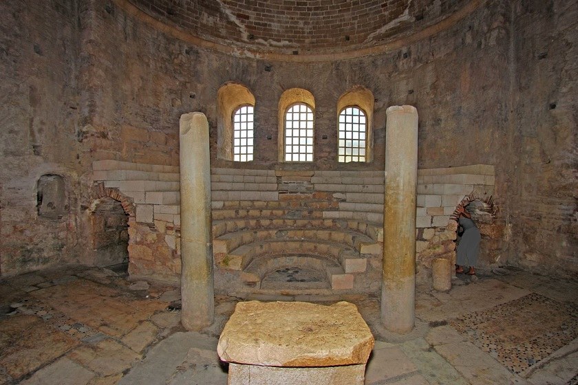 محراب و جایگاه روحانیون (Apse)
