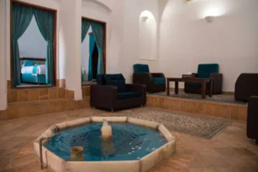 هتل لاله یزد - سوئیت سه تخته حوض‌خانه