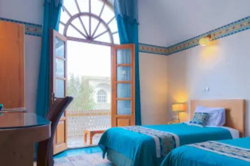 هتل داد یزد - اتاق دو تخته تویین بالکندار رو به خیابان (اقامت با صبحانه)