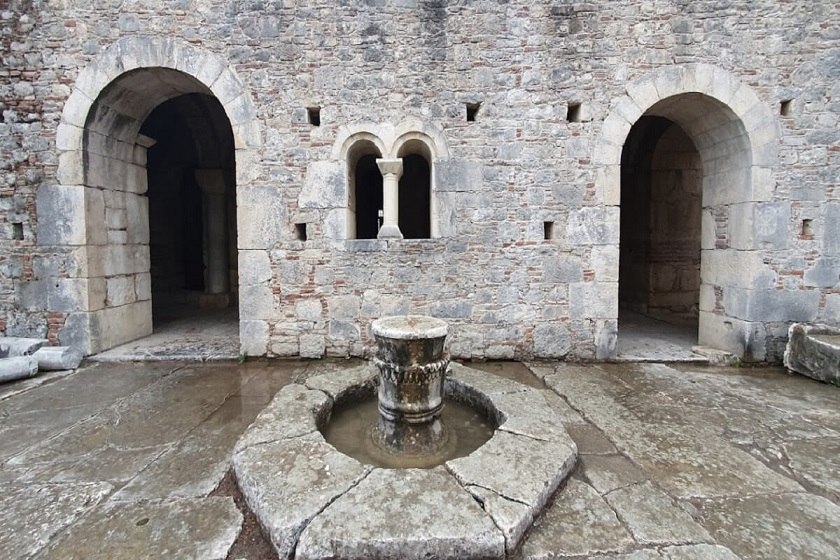 ورودی اصلی و حیاط داخلی