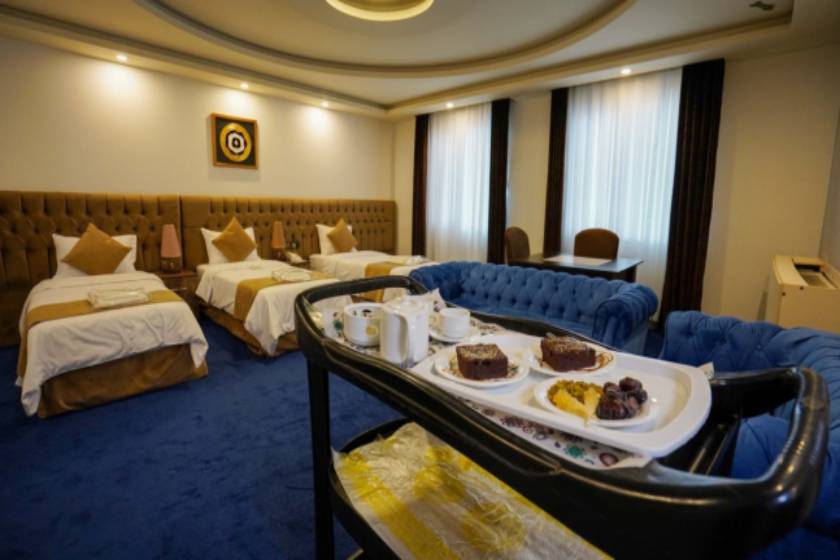 هتل ابریشمی لاهیجان - اتاق سه تخته رو به محوطه