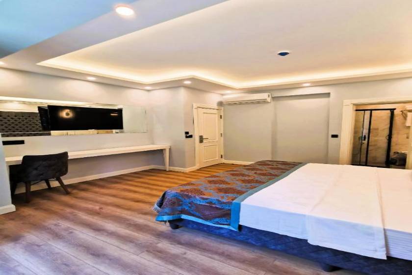 Luxx Garden Hotel - Deluxe King Room