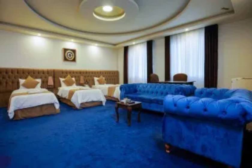 هتل ابریشمی لاهیجان - اتاق سه تخته رو به محوطه