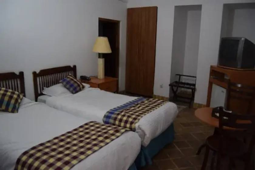 هتل لاله یزد - اتاق دو تخته تویین زیر زمین