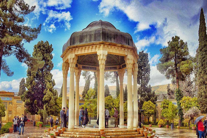 پایان ۱۲ شب رویداد فرهنگی در آرامگاه حافظ؛ استقبال مردم از «از شور عرفان تا راز غزل»