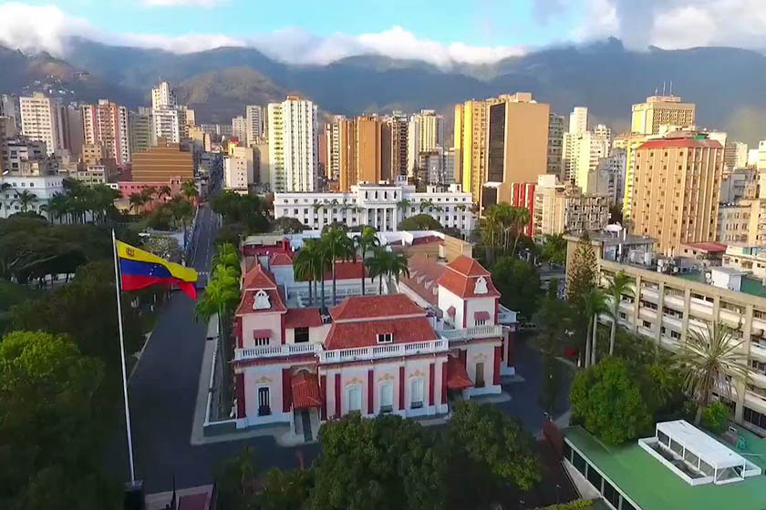 عکس هوایی از کاخ میرافلورس ونزوئلا. منبع عکس: گوگل مپ. عکاس: Victor Ocariz Rey