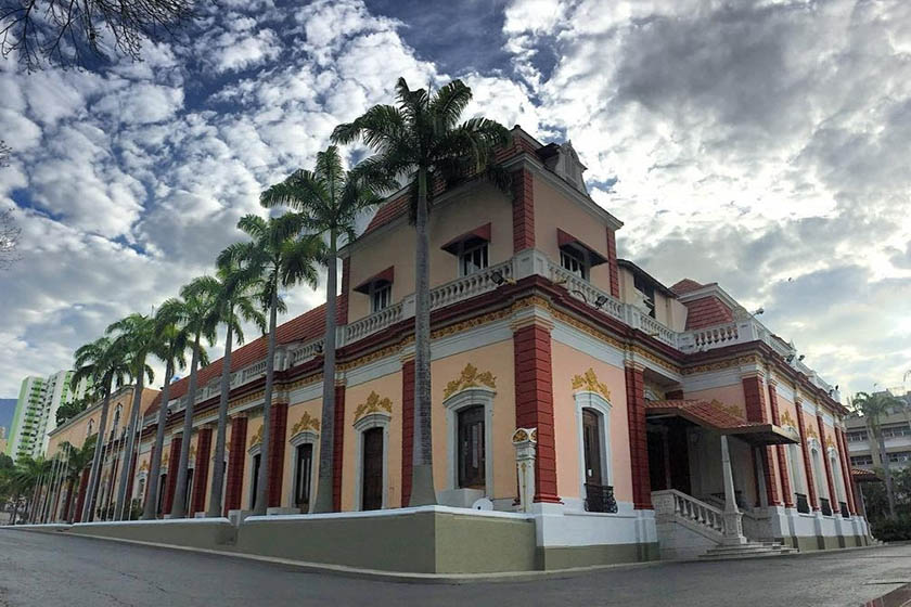 تاریخچه کاخ میرافلورس. منبع عکس: گوگل مپ. عکاس: Julio Mora