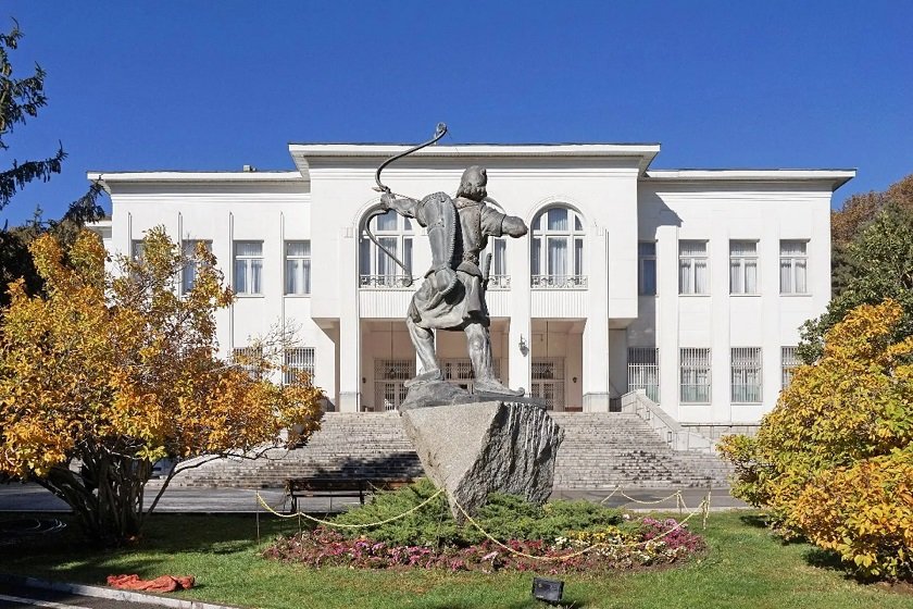 یکی از مجسمه های سعد آباد. منبع عکس: نشان. عکاس: نامشخص