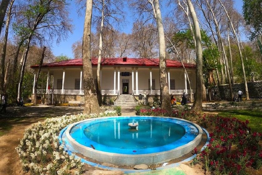 حوض آبی کاخ سعد آباد. منبع عکس: وبسایت alaedin. عکاس: نامشخص