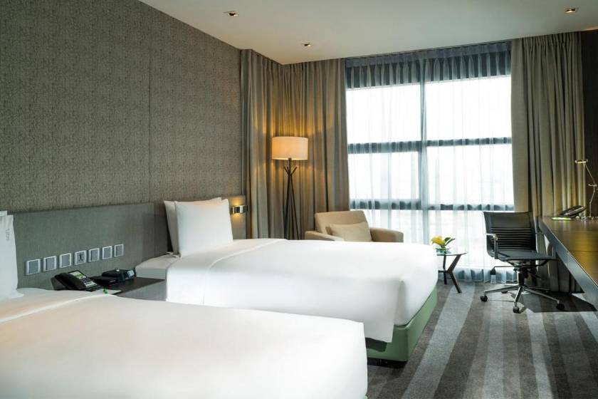 Holiday Inn Bangkok Sukhumvit, an IHG Hotel - Standard Twin Room with City View - Smoking
